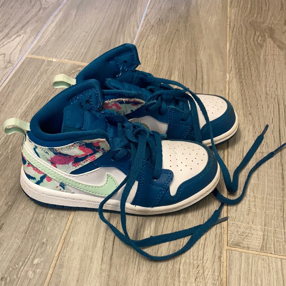 Air Jordan 1 MID GS
